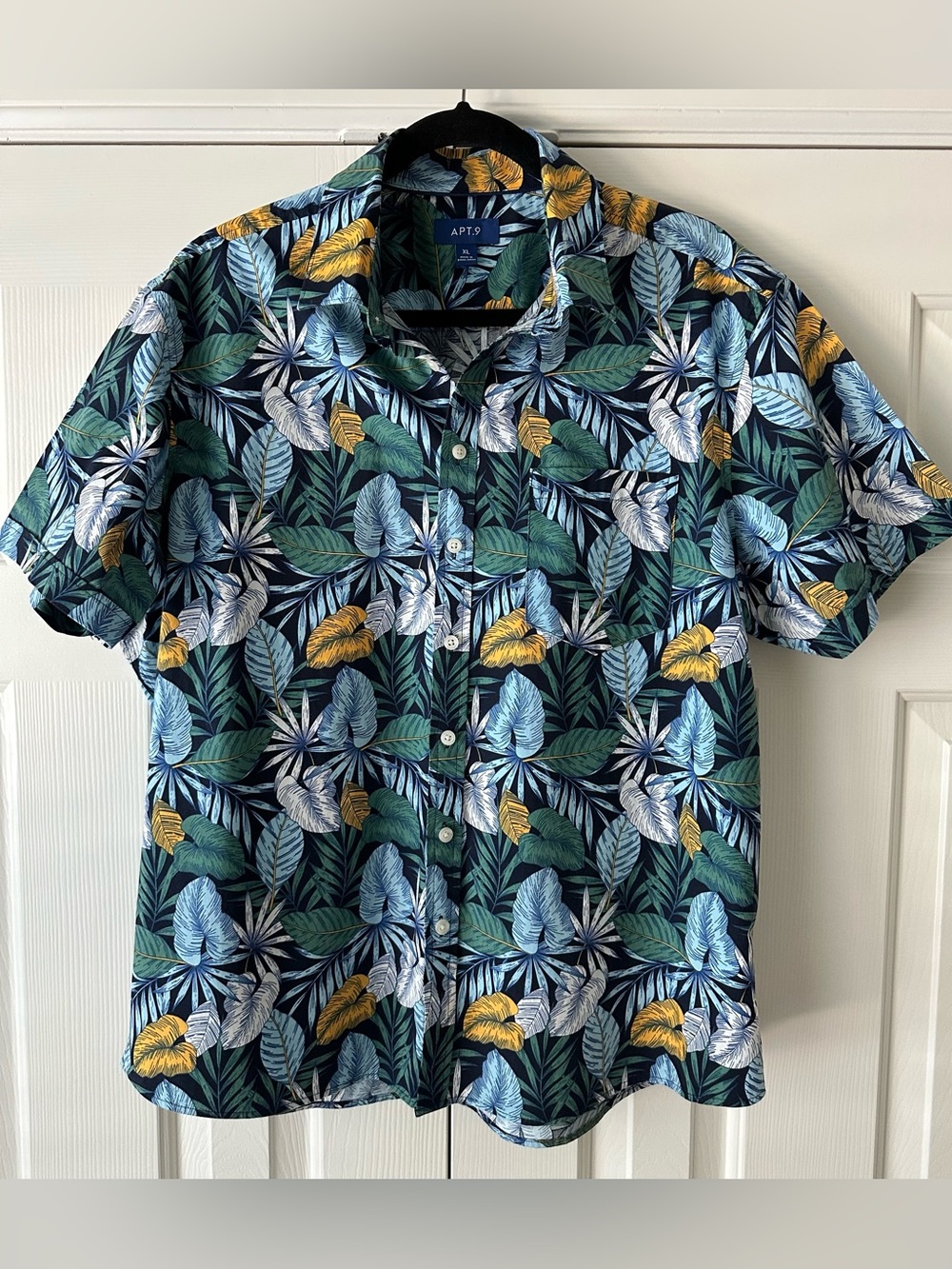 APT 9 Tropical Leaf Hawaiian Shirt
Sz XL
Excellent Condition